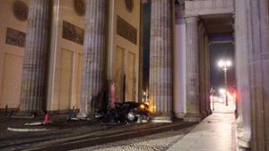 Auto kracht gegen Brandenburger Tor