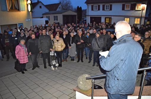 Bürgermeister Gerhard Reiner verkündet vor vielen Weilener Bürgern das Wahlergebnis. Foto: Visel