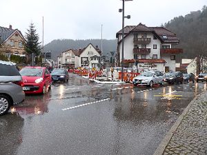 Der Ausbau der innerörtlichen Landesstraße 177 (links) bis zur   Bundesstraßen-Einmündung geht in den Endspurt.  Foto: Zeller Foto: Schwarzwälder-Bote