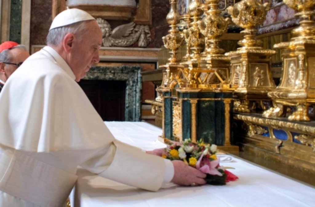 Der neue papst Franziskus betet an seinem ersten Arbeitstag früh in der Basilika Santa Maria Maggiore in Rom.