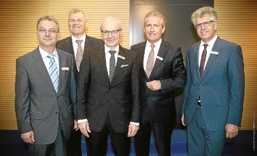 Die Vorstandsmitglieder der beiden Volksbanken unterzeichneten  den Verschmlezunsgvertrag (von links): Ralf Haller, Jörg Stahl, Helmut Gottschalk, Axel Lekies und Maximilian Binzer. Foto: Fritsch