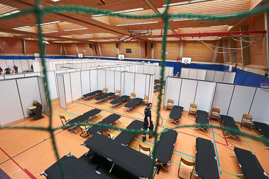 In der Balinger Kreissporthalle stehen bereits 250 Feldbetten für weitere Corona-Patienten bereit.  Foto: Maier