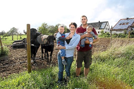Tatjana und Markus Steinwand mit ihren Söhnen Paul und  Anton auf dem Arm Foto: Huß Foto: Schwarzwälder-Bote