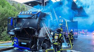 Lastwagen mit mehreren Hundert Leergutkisten fängt Feuer
