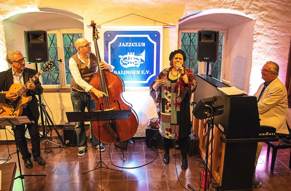 Die Musiker von Swinging’ Woods und Sängerin Barbara Bürkle erinnern beim Konzert   im  Balinger Zollernschloss an die Jazzgröße Nat King Cole.   Foto: Baumann Foto: Schwarzwälder Bote