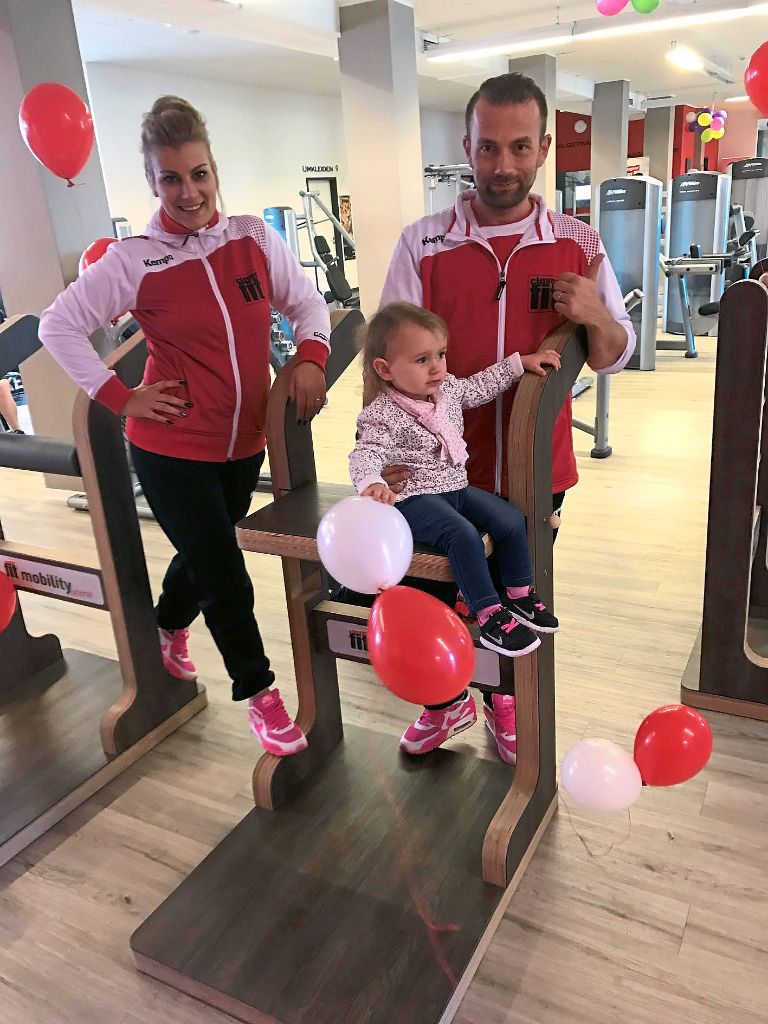 In Blumberg wollen Dzeni und Fabian Burghardt ihr siebtes Fitnessstudio eröffen. Unser Bild zeigt sie mit ihrer Tochter Ayla in ihrem ersten Studio in Rottweil. Foto: Clever Fit
