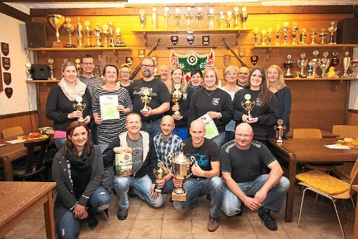 Nach spannenden Wettkämpfen freuen sich  die Teilnehmer über die errungenen Trophäen beim Pokalschießen des Haiterbacher Schützenvereins.  Foto: Geisel Foto: Schwarzwälder-Bote