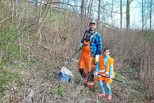 Mit Greifzangen ausgestattet machen sich die Helfer auf die Suche nach Müll im Wald.  Foto: Wagner Foto: Schwarzwälder Bote