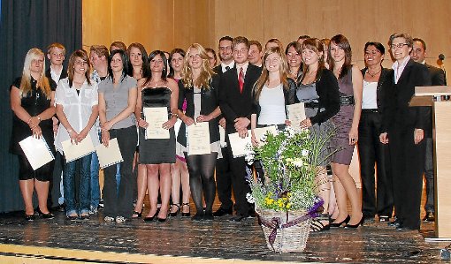 Die Absolventen der Kaufmännischen Schule durften ihre Zeugnisse und Auszeichnungen im Kubus entgegen nehmen. Foto: Geideck Foto: Schwarzwälder-Bote