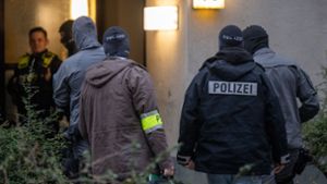 Maskierte Polizisten betreten am 1. März das Wohnhaus der früheren RAF-Terroristin Daniela Klette in Berlin-Kreuzberg. Foto: Monika Skolimowska/dpa