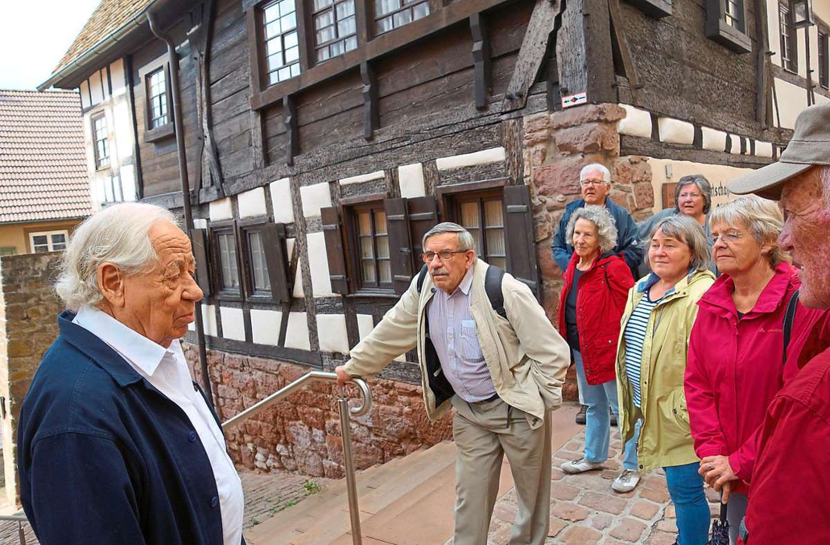 Baumeister und Gebäudeeigentümer Dieter Dorner (links) weiht in die Geheimnisse des Hauses Bäck-Schwarz aus dem Jahr 1459 ein.