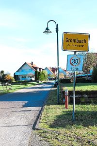 Die Hochdorfer Straße in Grömbach muss in den nächsten Jahren saniert werden. In den Haushaltsplan 2018 wurden entsprechend Planungskosten aufgenommen.  Foto: Sannert Foto: Schwarzwälder-Bote