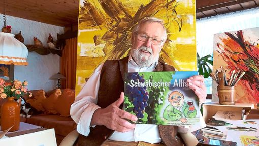 Paul Klumpp mit seinem neuen Buch in seinem Heim-Atelier in Reinerzau. Foto: Fuchs