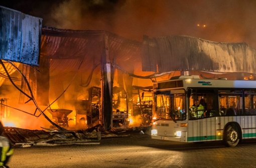 Eine Fahrzeughalle mit 25 Bussen ist im niedersächsischen Springe komplett abgebrannt. Foto: dpa