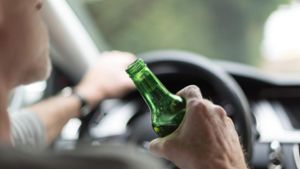 Alkoholisierter Autofahrer baut Unfall auf Parkplatz