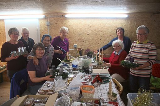 Der Frauenkreis bastelt jedes Jahr für den Weihnachtsmarkt.   Foto: Schimkat Foto: Schwarzwälder Bote