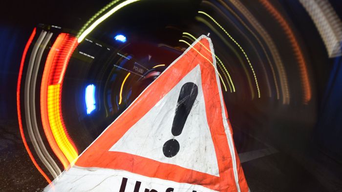 Lkw prallt gegen Betonwand – A6 für 12 Stunden gesperrt
