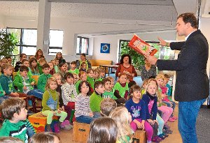 Mit seinen Liedern und Geschichten fesselte Kinderbuchautor Armin Pong die Mädchen und Jungen in  der Grundschule.   Foto: Kaletta Foto: Schwarzwälder-Bote