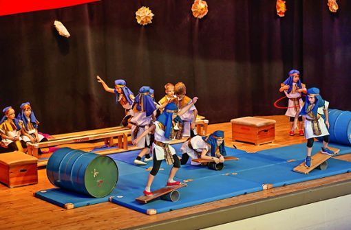 Die „Ägyptischen Meister“ zeigten in der Ettenheimer Stadthalle allerlei akrobatische Kunststücke. Foto: Friedemann