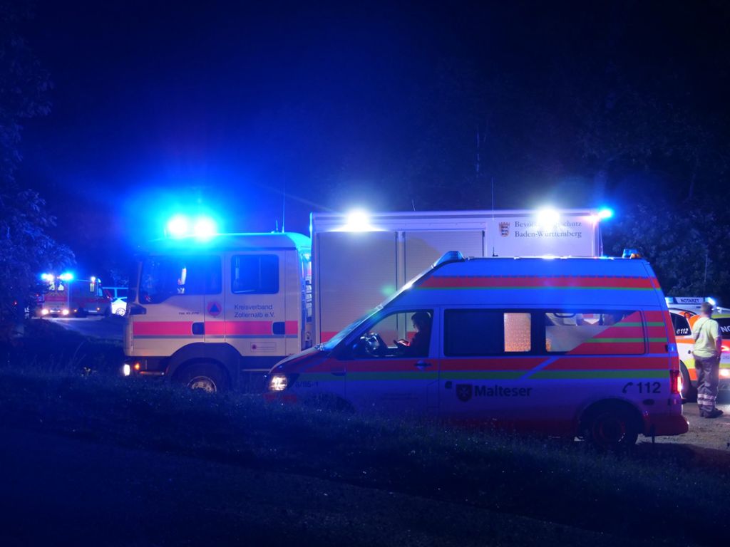 Bei einem Blitzeinschlag auf dem Sportplatz von Rosenfeld-Heiligenzimmern wurden 15 Personen verletzt. Der Rettungsdienst war im GroßeinsatzZum Artikel