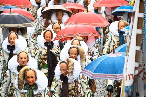 Sie sind auch bei  garstigem  Regenwetter und mit Schirm einfach ein  Hingucker: Stolze Narros defilieren an der Menge vorbei. Foto: Michael Kienzler