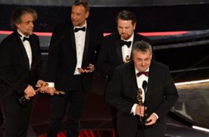 Gerd Nefzer (vorn) hatte keine Zeit mehr, sich ausführlich für seinen zweiten Oscar zu bedanken. Foto: AFP/ROBYN BECK