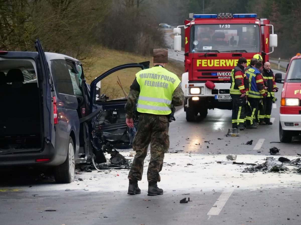Bei einem Unfall nahe Oberndorf wurden drei Personen schwer verletzt.