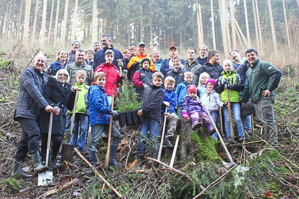 Jungbläser haben den Wald in Schietingen und Hochdorf aufgeforstet. OB Jürgen Großmann (links) begrüßte die Nachhaltigkeitsstrategie, die dieses Projekt erst möglich machte.  Foto: Geisel Foto: Schwarzwälder-Bote
