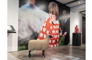 Perfekte  Präsentation: Das Auktionshaus Sotheby’s hat Dianas originalen Schäfchenpulli für 1 Million Euro in New  York versteigert. Foto: Imago/Zuma Wire