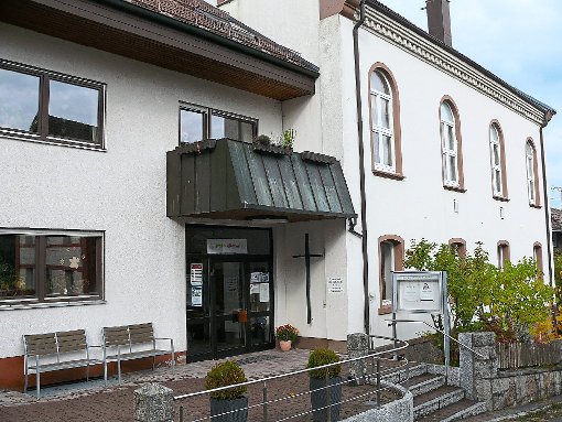 Der Eingang wird nach rechts versetzt, wo sich noch das erste Fenster des Altbaus (hinter dem Schaukasten) befindet..   Fotos: Vaas Foto: Schwarzwälder-Bote