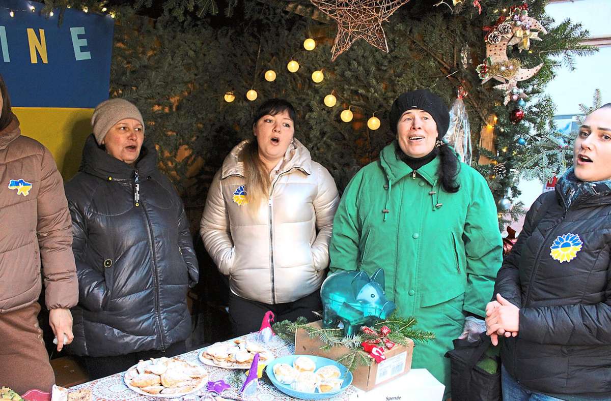 Ukrainische Frauen sangen am Stand des Arbeitskreises Asyl gegen den Kriegsschrecken in ihrem Land an. Foto: Gegenheimer