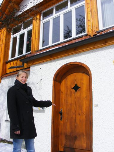 Eva Wedel vor ihrem Bergcafé, das sie nun in andere Hände übergeben will. Foto: Privat