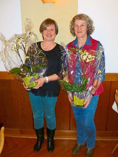 Eine Orchidee als Anerkennung für 20-jährige Tätigkeit im Vorstand der  Landfrauen gibt es für Schriftführerin Isolde Martin (links) und Beisitzerin Maria Hauser.  Foto: Minzer Foto: Schwarzwälder-Bote