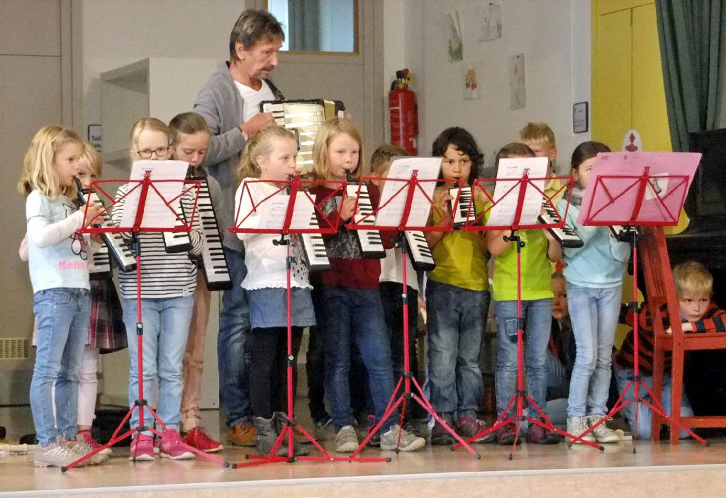 Die Melodikagruppe der Grundschule mit Dieter Witz vom ­Handharmonika Club Eschachklänge Seedorf  Foto: Merz Foto: Schwarzwälder-Bote