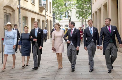 Nah beim Volk: Die Großherzogfamilie schlendert am Nationalfeiertag durch die Gässchen von Luxemburg-Stadt. Foto: imago images / PPE/PPE