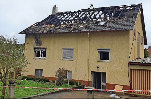 Ein geradezu gespenstischer Anblick: Das Haus in Wachendorf ist nach dem Brand am Freitag unbewohnbar. Foto: Begemann
