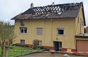 Ein geradezu gespenstischer Anblick: Das Haus in Wachendorf ist nach dem Brand am Freitag unbewohnbar. Foto: Begemann