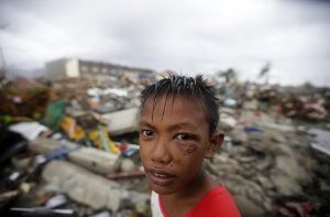 Die Not nach dem verheerenden Taifun Haiyan treibt die Menschen auf den Philippinen zu Verzweiflungstaten. Foto: dpa