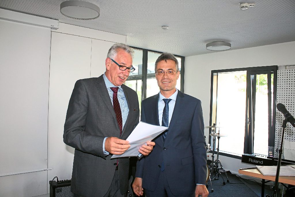 Rainer Wittmann (links) erhält von Regierungsschuldirektor  Martin Müller die Ernennungsurkunde.