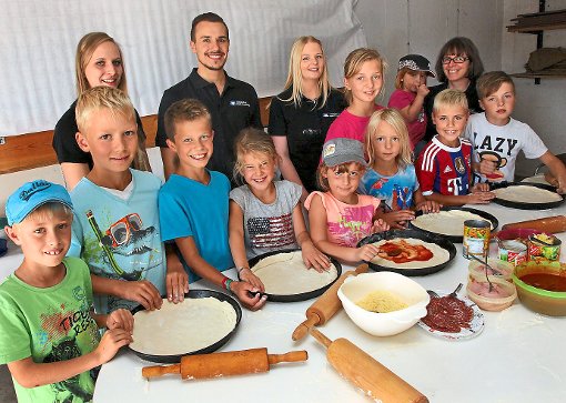 Gern angenommen wurde im Kinderferienprogramm der Gemeinde Glatten das von der Volksbank angebotene Pizzabacken im Backhäusle.  Foto: Ade Foto: Schwarzwälder-Bote