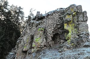 Die Burgruine Berneck hat eine fast 800-jährige Geschichte, sie gab dem Tal seinen Namen.  Foto: Ziechaus Foto: Schwarzwälder-Bote
