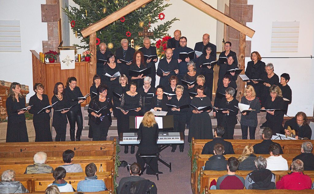 Der Schömberger Chor The Voices gestaltete den musikalischen Gottesdienst zu Epiphanias in der evangelischen Kirche Höfen. Foto: Helbig Foto: Schwarzwälder Bote