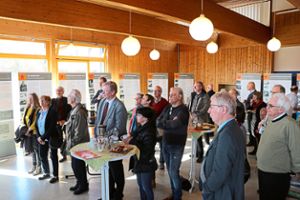 Gut 30 Besucher sind zur Eröffnung der Ausstellung über den Theologen Karl Barth ins evangelische Gemeindehaus in Hechingen gekommen. Fotos: Kauffmann Foto: Schwarzwälder Bote