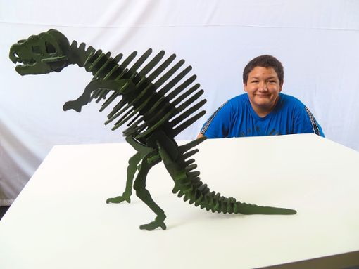 Muharrem, einer der Schüler der  Weiherdammschule, zeigt stolz seinen selbst gefertigten Oranosauros. Fotos: Mahler Foto: Schwarzwälder Bote