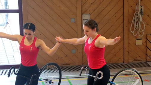 Bei den Kreismeisterschaften im Kunstradfahren wollen Dorothea Müller und Aleyna Su vom gastgebenden RV Herrenzimmern Foto: Ulrika Fussnegger