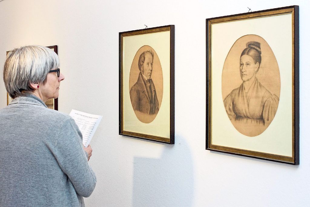 Kunsthistorikerin Ursula Köhler vor Porträtzeichnungen von Johann Nepomuk Heinemann.   Fotos: Mateusz Budasz