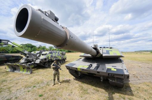 Rheinmetall hat einen Prototypen seines Kampfpanzers Panther (rechts) im vergangenen Sommer vorgestellt. Foto: dpa/Julian Stratenschulte