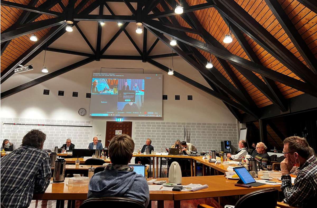 Per Videokonferenz schalten sich in der UBV-Sitzung die Vertreter des Amts Vermögen und Bau und der Planungsgruppe Wörmann dazu. Foto: Nädele