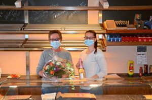 Gaby Armbruster (links) und Saskia Müsch und verabschieden sich von den Kunden des Erlaheimer Dorfladens Helenes Herzstück. Foto: Reich