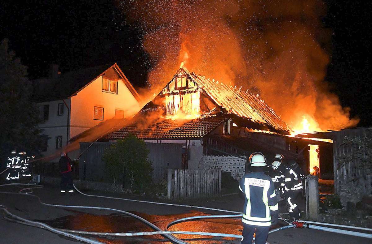 Die Scheune war nicht mehr zu retten. Doch die Feuer schaffte es trotz teils enger Bebauung, die umliegenden Häuser vor den Flammen zu schützen. Foto: Kamera 24